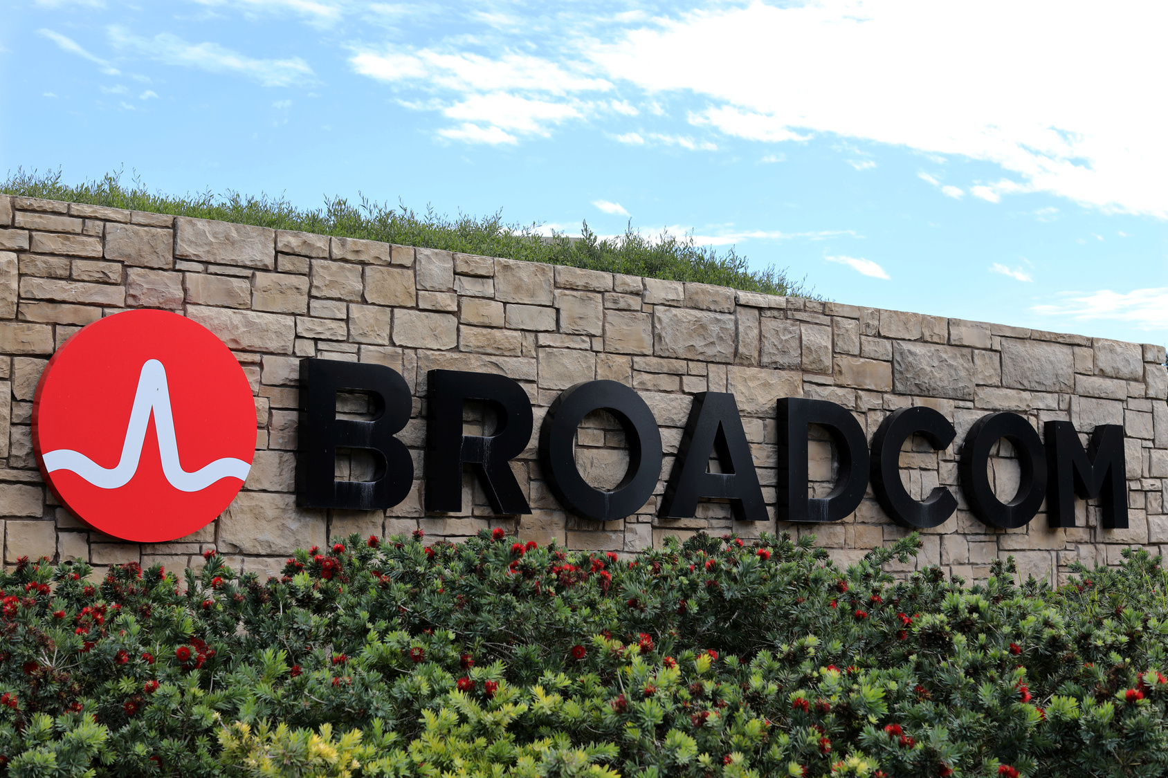 Broadcom намерен приобрести VMware